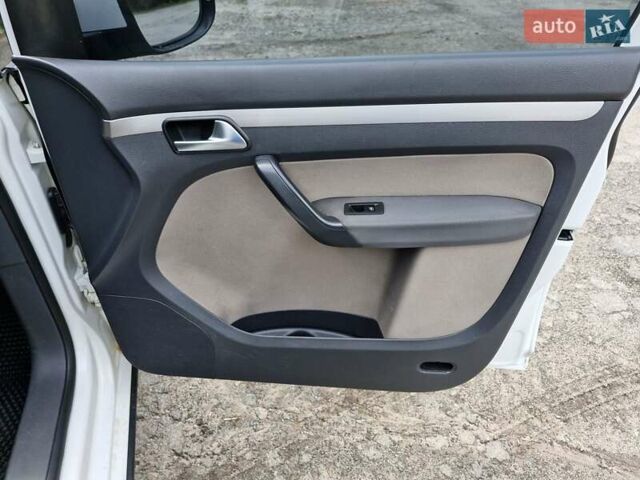 Белый Фольксваген Туран, объемом двигателя 1.39 л и пробегом 408 тыс. км за 5699 $, фото 18 на Automoto.ua