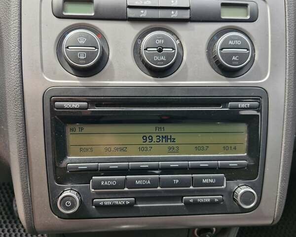 Белый Фольксваген Туран, объемом двигателя 1.39 л и пробегом 408 тыс. км за 5699 $, фото 12 на Automoto.ua