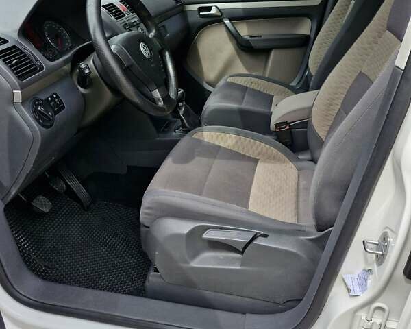 Белый Фольксваген Туран, объемом двигателя 1.39 л и пробегом 408 тыс. км за 5699 $, фото 2 на Automoto.ua