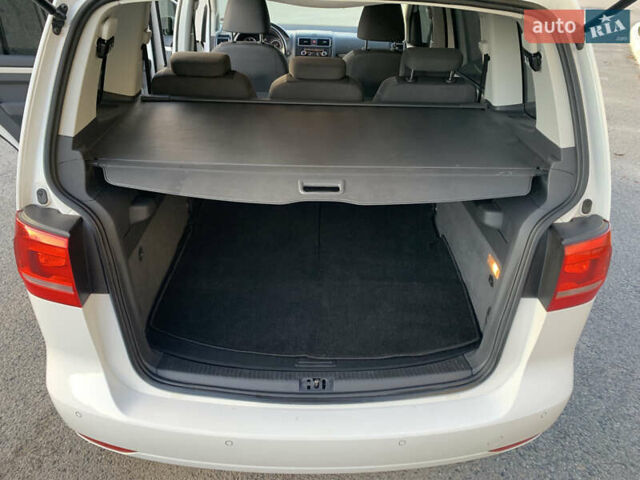 Белый Фольксваген Туран, объемом двигателя 1.6 л и пробегом 235 тыс. км за 9800 $, фото 13 на Automoto.ua