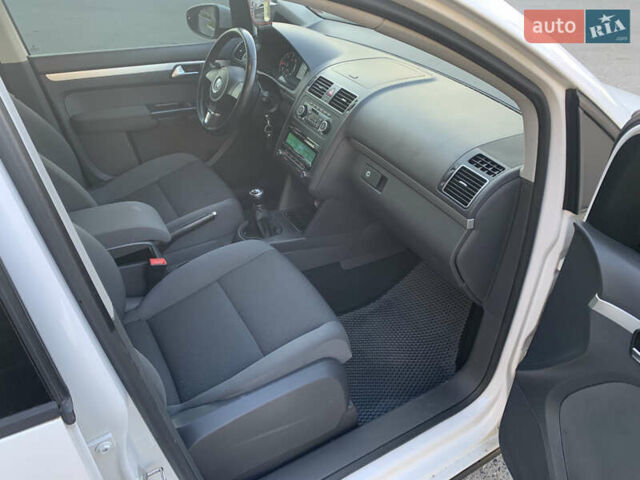 Белый Фольксваген Туран, объемом двигателя 1.6 л и пробегом 235 тыс. км за 9800 $, фото 19 на Automoto.ua