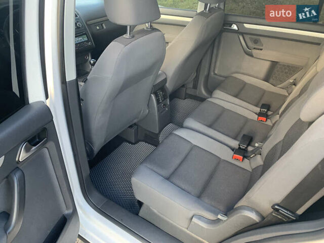 Белый Фольксваген Туран, объемом двигателя 1.6 л и пробегом 235 тыс. км за 9800 $, фото 11 на Automoto.ua