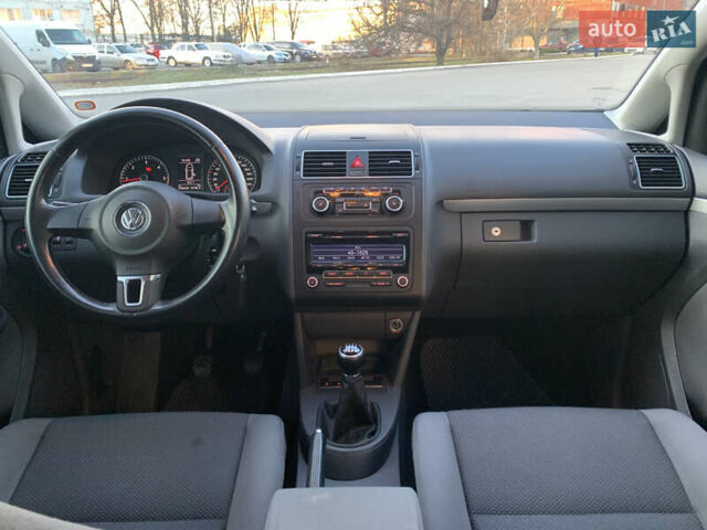 Белый Фольксваген Туран, объемом двигателя 1.6 л и пробегом 235 тыс. км за 9800 $, фото 23 на Automoto.ua