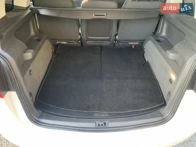 Белый Фольксваген Туран, объемом двигателя 1.6 л и пробегом 235 тыс. км за 9800 $, фото 14 на Automoto.ua