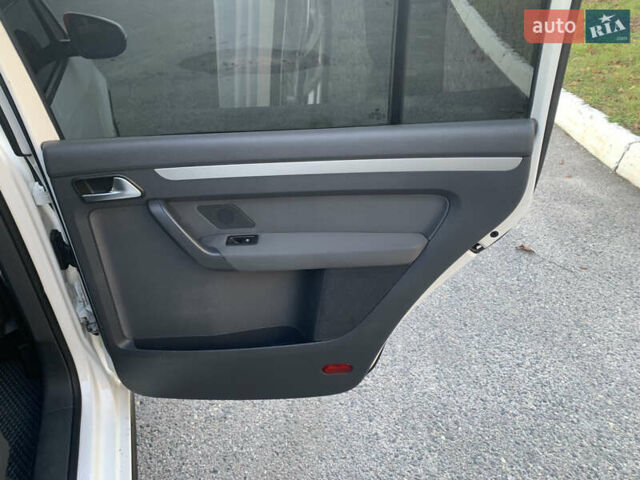 Белый Фольксваген Туран, объемом двигателя 1.6 л и пробегом 235 тыс. км за 9800 $, фото 18 на Automoto.ua