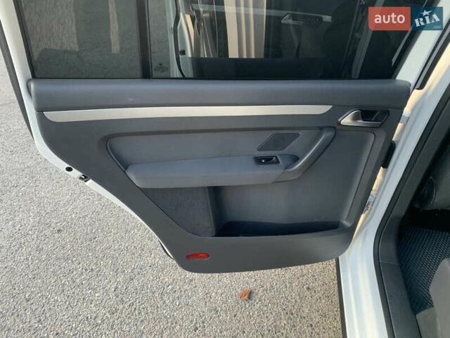 Белый Фольксваген Туран, объемом двигателя 1.6 л и пробегом 235 тыс. км за 9800 $, фото 12 на Automoto.ua