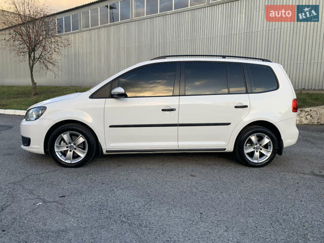 Белый Фольксваген Туран, объемом двигателя 1.6 л и пробегом 235 тыс. км за 9800 $, фото 3 на Automoto.ua