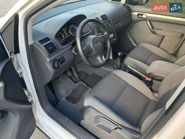 Белый Фольксваген Туран, объемом двигателя 1.6 л и пробегом 235 тыс. км за 9800 $, фото 9 на Automoto.ua