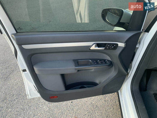 Белый Фольксваген Туран, объемом двигателя 1.6 л и пробегом 235 тыс. км за 9800 $, фото 10 на Automoto.ua