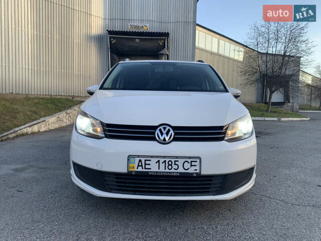 Белый Фольксваген Туран, объемом двигателя 1.6 л и пробегом 235 тыс. км за 9800 $, фото 1 на Automoto.ua