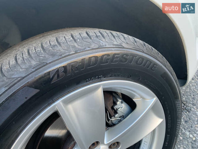 Белый Фольксваген Туран, объемом двигателя 1.6 л и пробегом 235 тыс. км за 9800 $, фото 24 на Automoto.ua