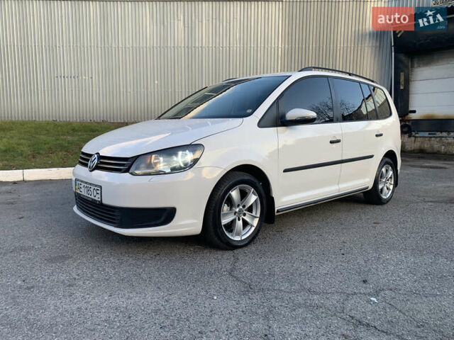 Белый Фольксваген Туран, объемом двигателя 1.6 л и пробегом 235 тыс. км за 9800 $, фото 2 на Automoto.ua