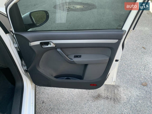 Белый Фольксваген Туран, объемом двигателя 1.6 л и пробегом 235 тыс. км за 9800 $, фото 20 на Automoto.ua