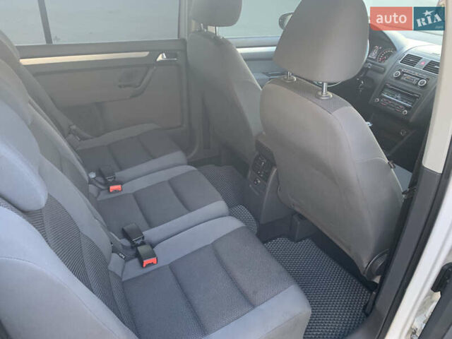 Белый Фольксваген Туран, объемом двигателя 1.6 л и пробегом 235 тыс. км за 9800 $, фото 17 на Automoto.ua