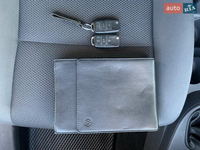 Белый Фольксваген Туран, объемом двигателя 1.6 л и пробегом 235 тыс. км за 9800 $, фото 25 на Automoto.ua