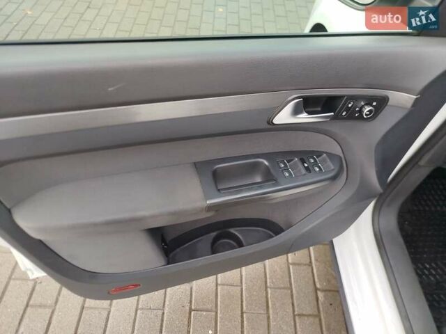 Білий Фольксваген Туран, об'ємом двигуна 1.4 л та пробігом 238 тис. км за 8800 $, фото 16 на Automoto.ua