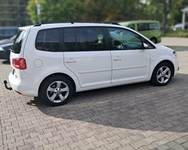 Білий Фольксваген Туран, об'ємом двигуна 2 л та пробігом 237 тис. км за 10500 $, фото 3 на Automoto.ua