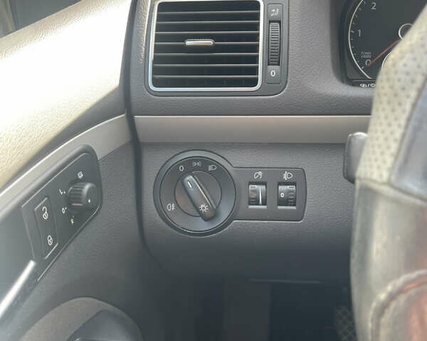 Белый Фольксваген Туран, объемом двигателя 1.6 л и пробегом 140 тыс. км за 12700 $, фото 14 на Automoto.ua