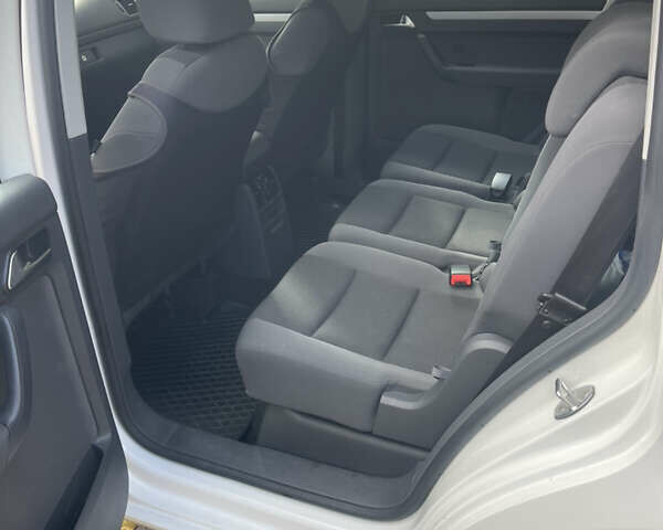 Белый Фольксваген Туран, объемом двигателя 1.6 л и пробегом 140 тыс. км за 12700 $, фото 9 на Automoto.ua