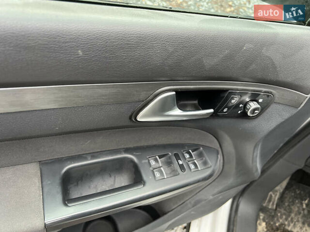 Белый Фольксваген Туран, объемом двигателя 1.4 л и пробегом 243 тыс. км за 8300 $, фото 25 на Automoto.ua