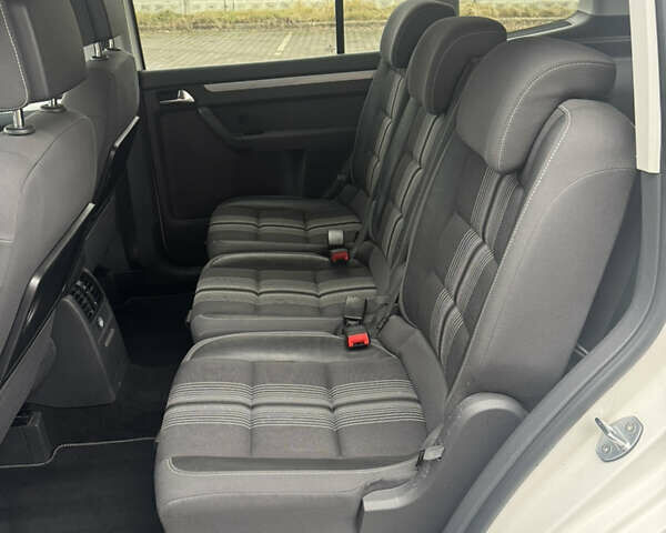 Білий Фольксваген Туран, об'ємом двигуна 2 л та пробігом 251 тис. км за 12300 $, фото 26 на Automoto.ua