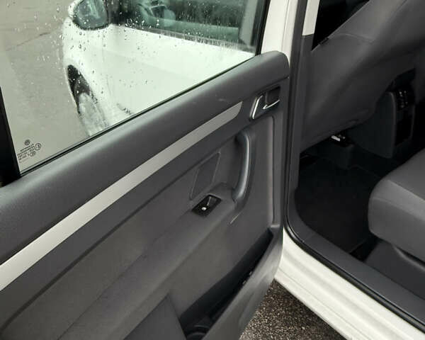 Белый Фольксваген Туран, объемом двигателя 1.39 л и пробегом 221 тыс. км за 9499 $, фото 25 на Automoto.ua