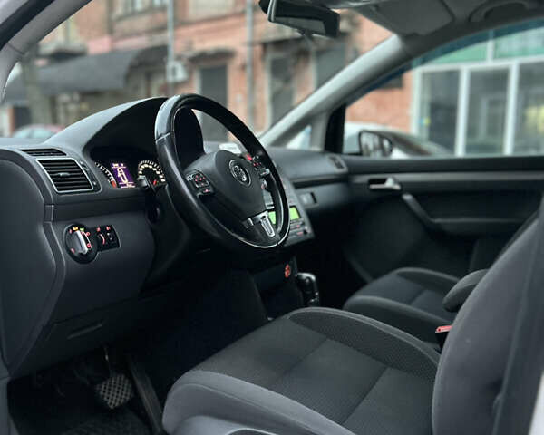 Белый Фольксваген Туран, объемом двигателя 1.6 л и пробегом 284 тыс. км за 9350 $, фото 8 на Automoto.ua