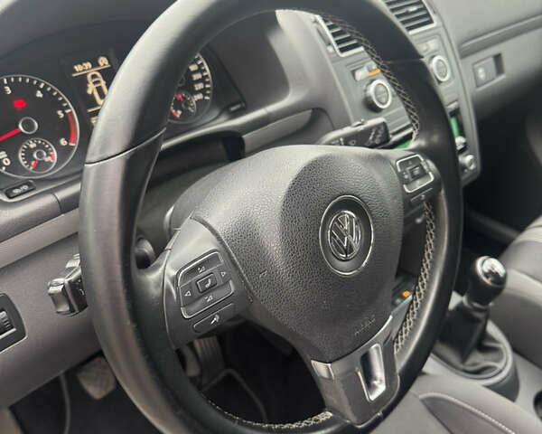 Білий Фольксваген Туран, об'ємом двигуна 2 л та пробігом 251 тис. км за 12300 $, фото 16 на Automoto.ua