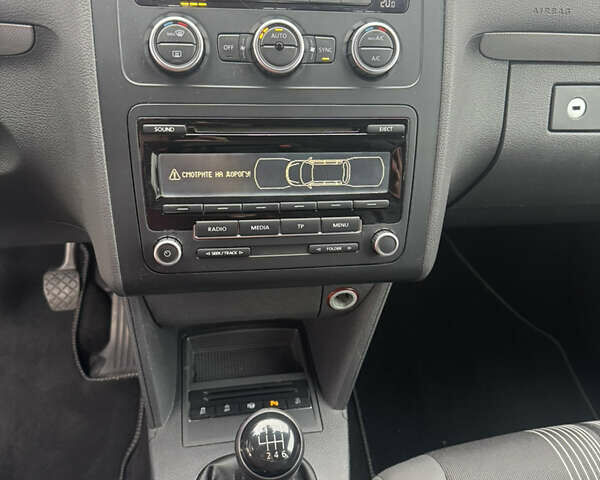 Білий Фольксваген Туран, об'ємом двигуна 2 л та пробігом 251 тис. км за 12300 $, фото 19 на Automoto.ua