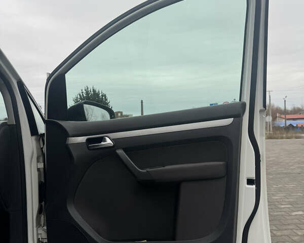 Білий Фольксваген Туран, об'ємом двигуна 2 л та пробігом 251 тис. км за 12300 $, фото 40 на Automoto.ua