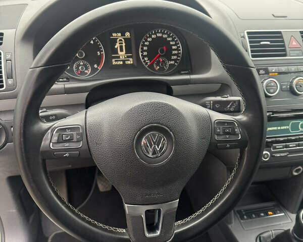 Білий Фольксваген Туран, об'ємом двигуна 2 л та пробігом 251 тис. км за 12300 $, фото 15 на Automoto.ua