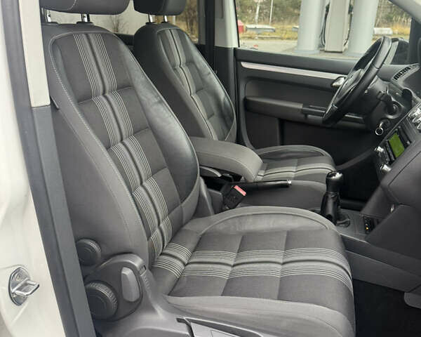 Білий Фольксваген Туран, об'ємом двигуна 2 л та пробігом 251 тис. км за 12300 $, фото 38 на Automoto.ua