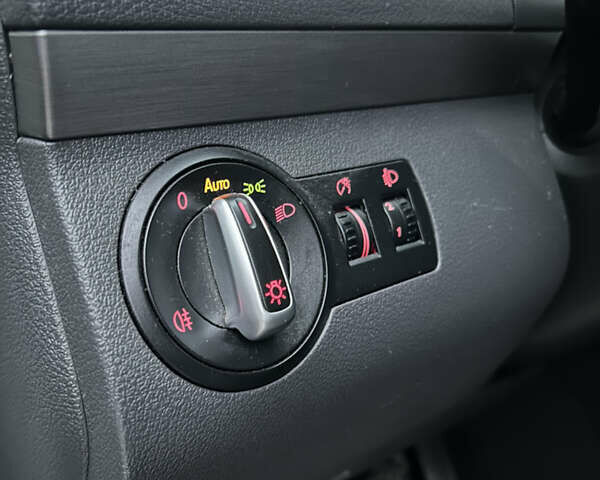 Белый Фольксваген Туран, объемом двигателя 1.6 л и пробегом 284 тыс. км за 9350 $, фото 13 на Automoto.ua