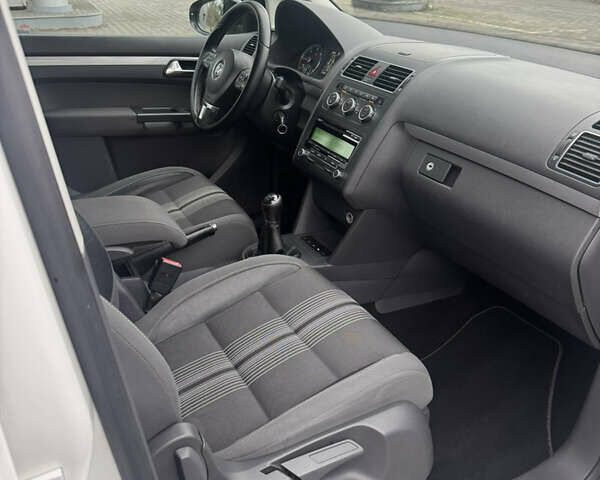 Білий Фольксваген Туран, об'ємом двигуна 2 л та пробігом 251 тис. км за 12300 $, фото 37 на Automoto.ua