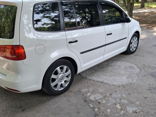 Белый Фольксваген Туран, объемом двигателя 1.6 л и пробегом 240 тыс. км за 9700 $, фото 2 на Automoto.ua