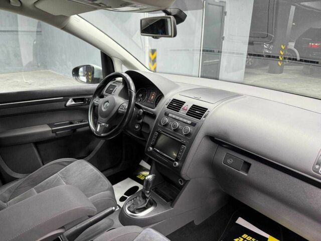 Белый Фольксваген Туран, объемом двигателя 2 л и пробегом 241 тыс. км за 12300 $, фото 7 на Automoto.ua