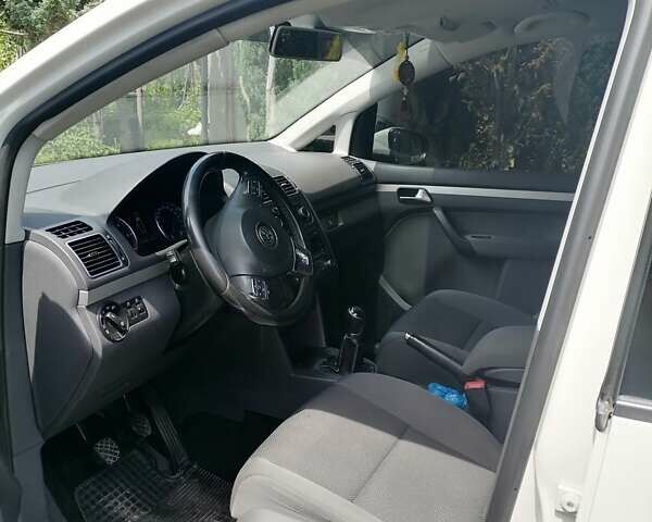 Белый Фольксваген Туран, объемом двигателя 1.6 л и пробегом 230 тыс. км за 9800 $, фото 1 на Automoto.ua