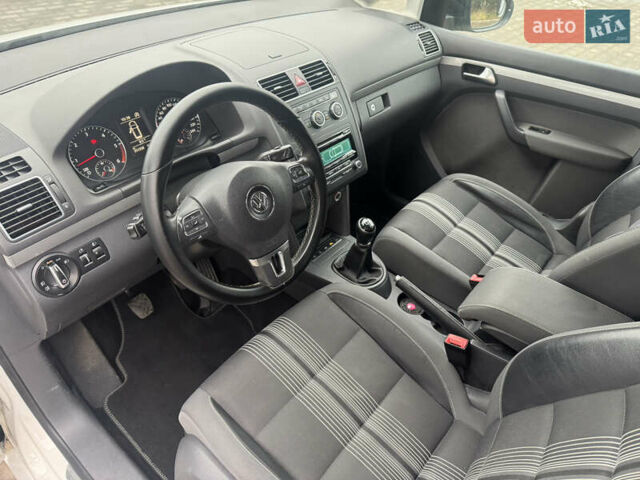 Білий Фольксваген Туран, об'ємом двигуна 2 л та пробігом 251 тис. км за 12300 $, фото 13 на Automoto.ua