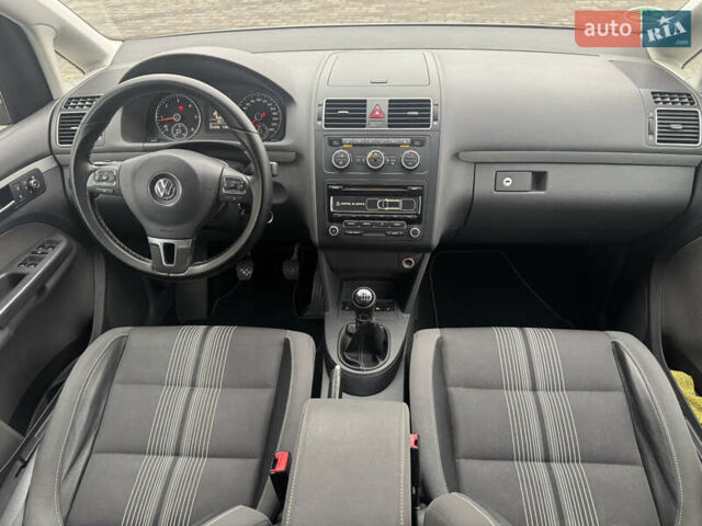 Білий Фольксваген Туран, об'ємом двигуна 2 л та пробігом 251 тис. км за 12300 $, фото 42 на Automoto.ua