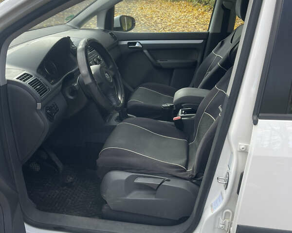 Белый Фольксваген Туран, объемом двигателя 1.6 л и пробегом 140 тыс. км за 12700 $, фото 6 на Automoto.ua