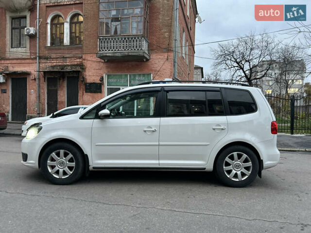 Белый Фольксваген Туран, объемом двигателя 1.6 л и пробегом 284 тыс. км за 9350 $, фото 1 на Automoto.ua