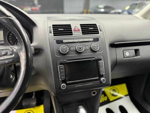 Белый Фольксваген Туран, объемом двигателя 2 л и пробегом 241 тыс. км за 12300 $, фото 18 на Automoto.ua