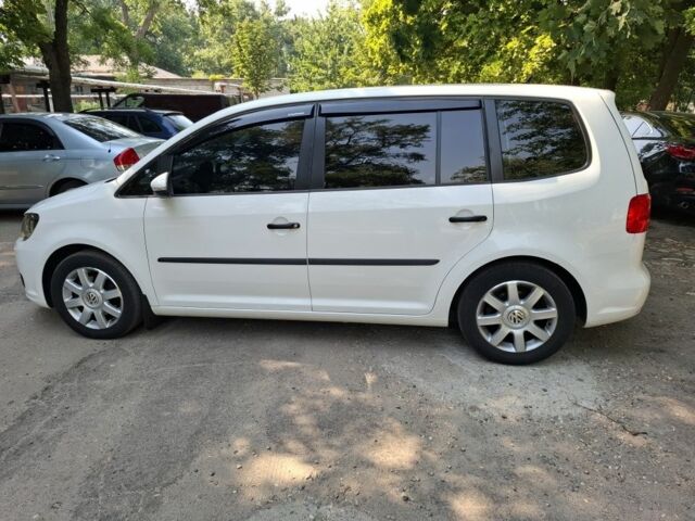 Белый Фольксваген Туран, объемом двигателя 1.6 л и пробегом 240 тыс. км за 9700 $, фото 4 на Automoto.ua