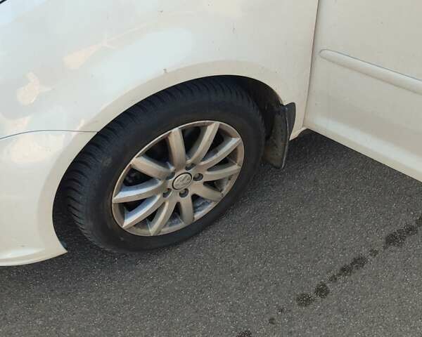 Белый Фольксваген Туран, объемом двигателя 1.97 л и пробегом 250 тыс. км за 12600 $, фото 6 на Automoto.ua