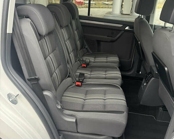 Білий Фольксваген Туран, об'ємом двигуна 2 л та пробігом 251 тис. км за 12300 $, фото 35 на Automoto.ua