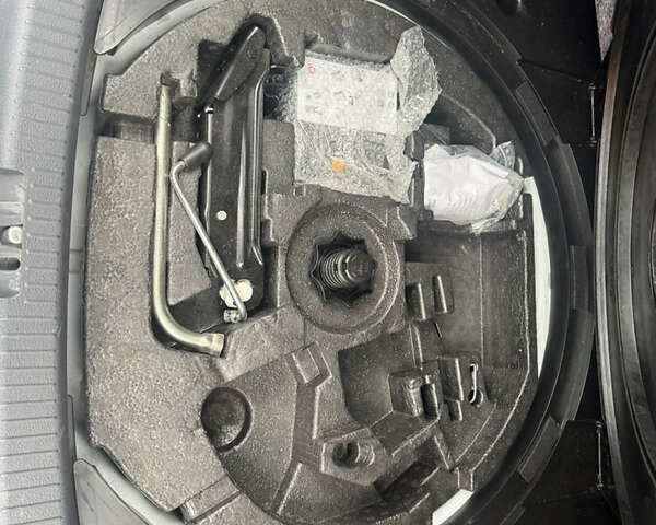 Білий Фольксваген Туран, об'ємом двигуна 2 л та пробігом 251 тис. км за 12300 $, фото 33 на Automoto.ua