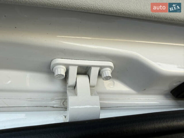 Білий Фольксваген Туран, об'ємом двигуна 1.4 л та пробігом 267 тис. км за 6999 $, фото 31 на Automoto.ua