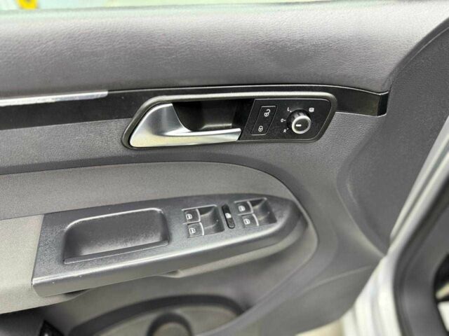 Белый Фольксваген Туран, объемом двигателя 2 л и пробегом 241 тыс. км за 12300 $, фото 23 на Automoto.ua