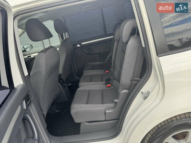 Білий Фольксваген Туран, об'ємом двигуна 1.6 л та пробігом 264 тис. км за 9650 $, фото 21 на Automoto.ua