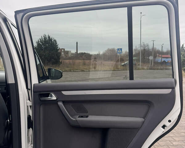 Білий Фольксваген Туран, об'ємом двигуна 2 л та пробігом 251 тис. км за 12300 $, фото 41 на Automoto.ua